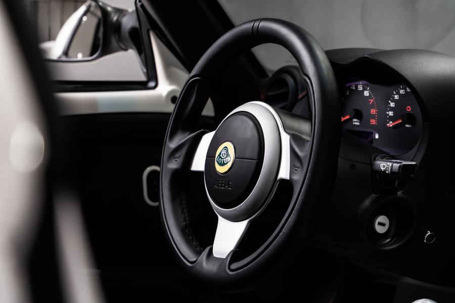 Детали интерьера Lotus Elise Sport 220 2017 года  (WW) (фото 8 из 35)